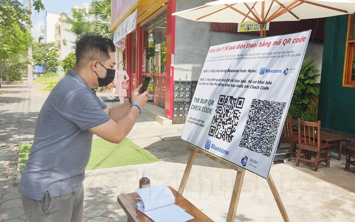 Piloting electronic medical declaration at shops in Tue Tinh street